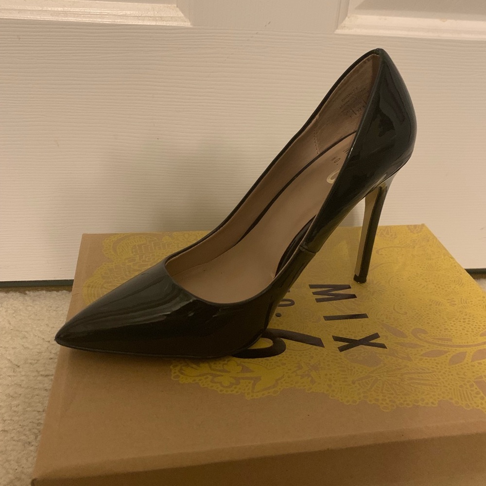 Black pumps